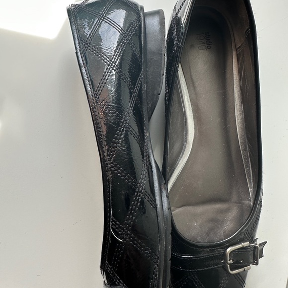 Black patent leather wedge shoe. Size 11. - Picture 3 of 3